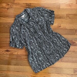 ✨5/$25✨ White Stag ♡ Button Up Top with Abstract B&W Print